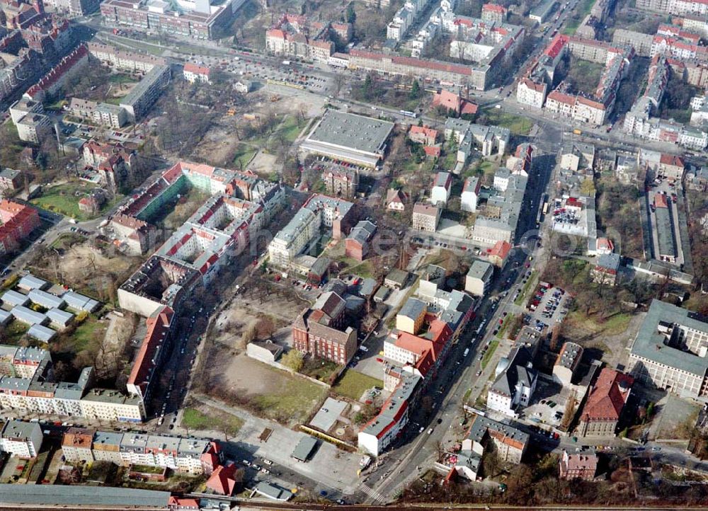 Aerial image Berlin - Pankow - Altbau-Eckhaus mit Erweiterungsneubau der Fa IKV Wiesbaden in der Schulstraße in Berlin-Pankow. 18.03.02