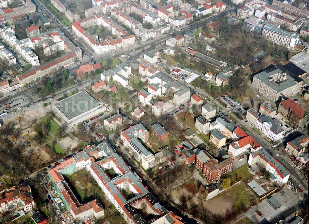 Aerial photograph Berlin - Pankow - Altbau-Eckhaus mit Erweiterungsneubau der Fa IKV Wiesbaden in der Schulstraße in Berlin-Pankow. 18.03.02