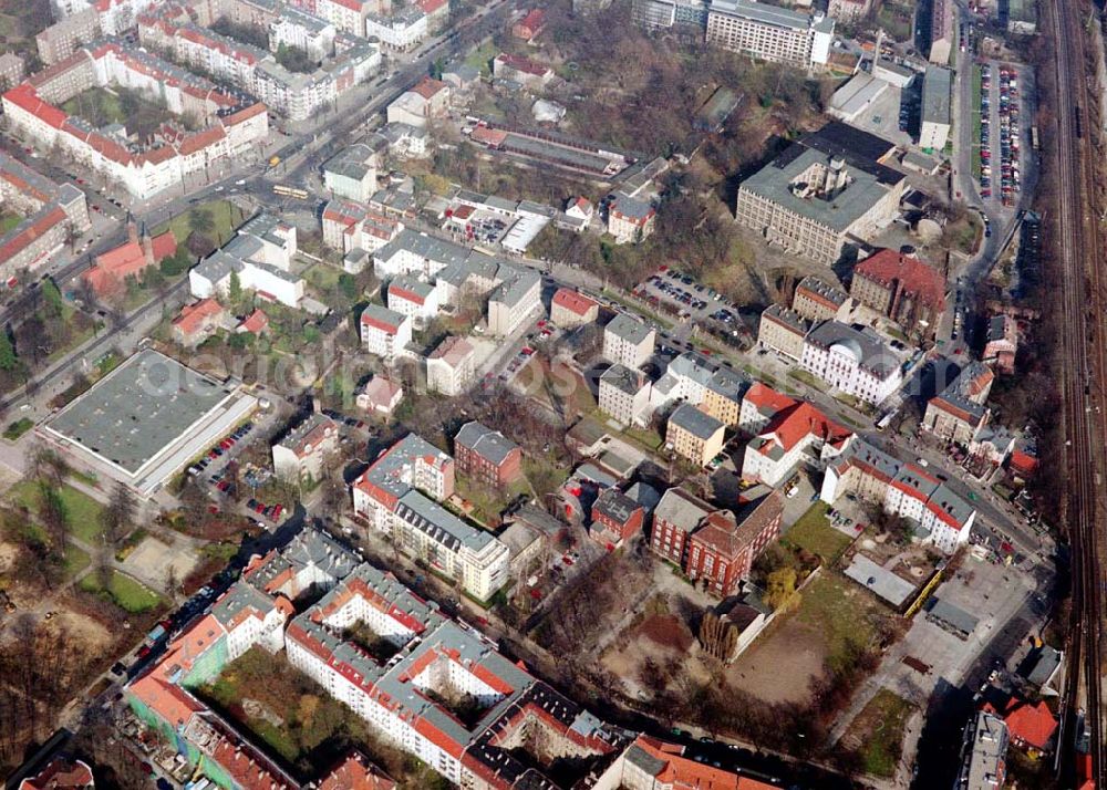 Berlin - Pankow from above - Altbau-Eckhaus mit Erweiterungsneubau der Fa IKV Wiesbaden in der Schulstraße in Berlin-Pankow. 18.03.02