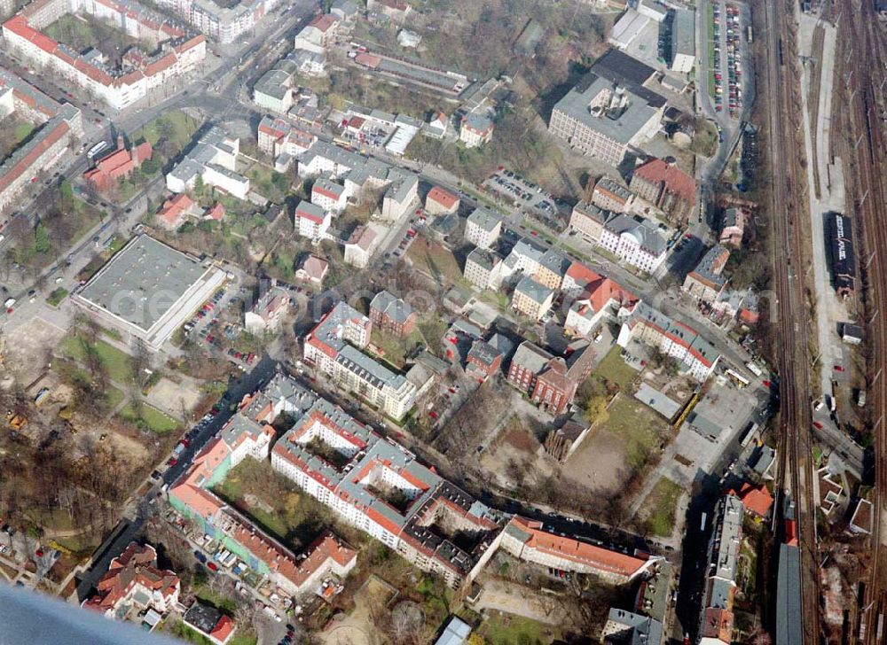 Berlin - Pankow from the bird's eye view: Altbau-Eckhaus mit Erweiterungsneubau der Fa IKV Wiesbaden in der Schulstraße in Berlin-Pankow. 18.03.02