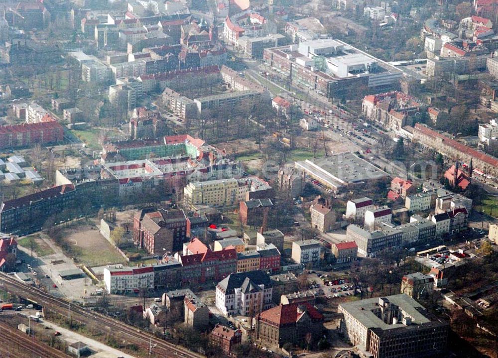 Berlin - Pankow from the bird's eye view: Altbau-Eckhaus mit Erweiterungsneubau der Fa IKV Wiesbaden in der Schulstraße in Berlin-Pankow. 18.03.02