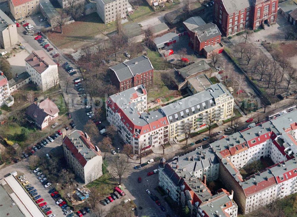 Aerial image Berlin - Pankow - Altbau-Eckhaus mit Erweiterungsneubau der Fa IKV Wiesbaden in der Schulstraße in Berlin-Pankow. 18.03.02