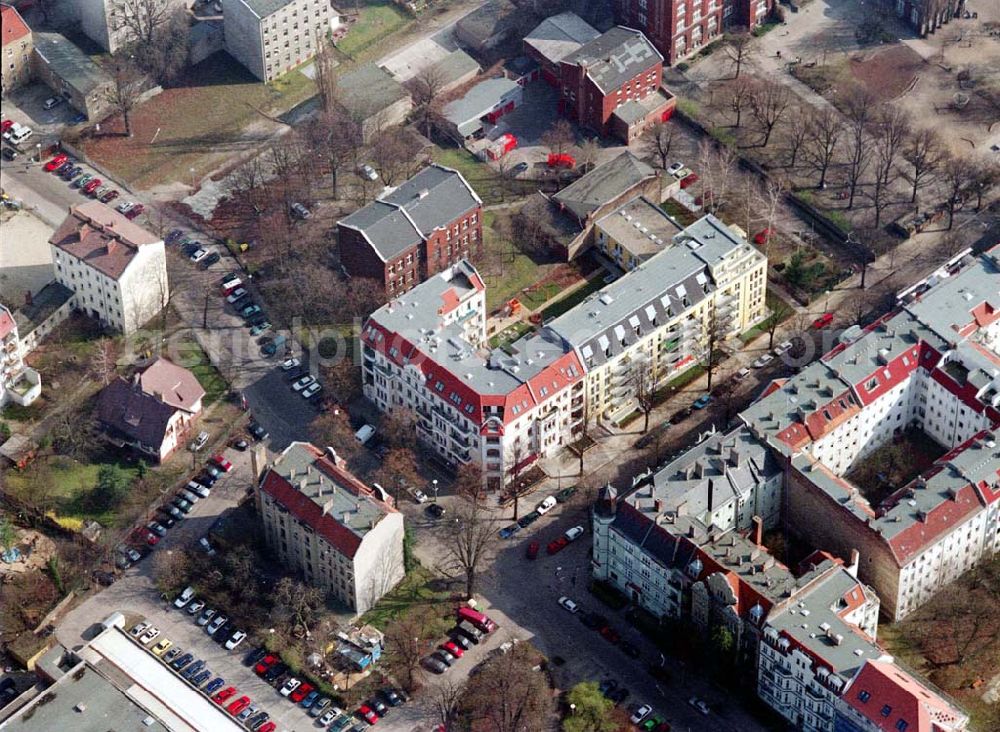 Aerial photograph Berlin - Pankow - Altbau-Eckhaus mit Erweiterungsneubau der Fa IKV Wiesbaden in der Schulstraße in Berlin-Pankow. 18.03.02