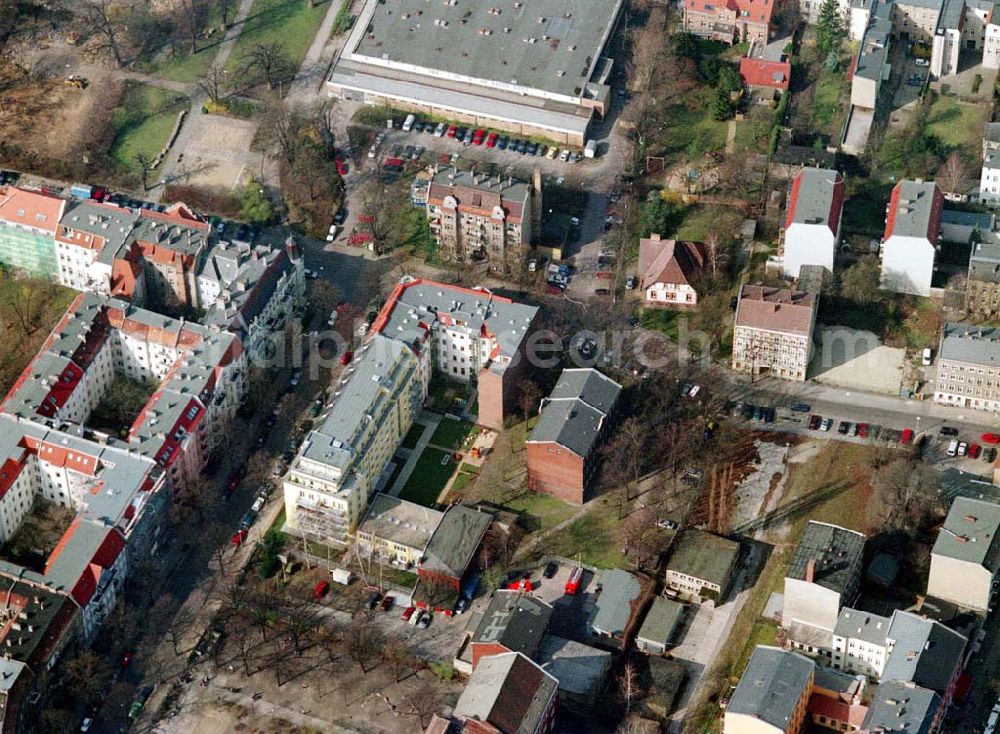 Aerial image Berlin - Pankow - Altbau-Eckhaus mit Erweiterungsneubau der Fa IKV Wiesbaden in der Schulstraße in Berlin-Pankow. 18.03.02