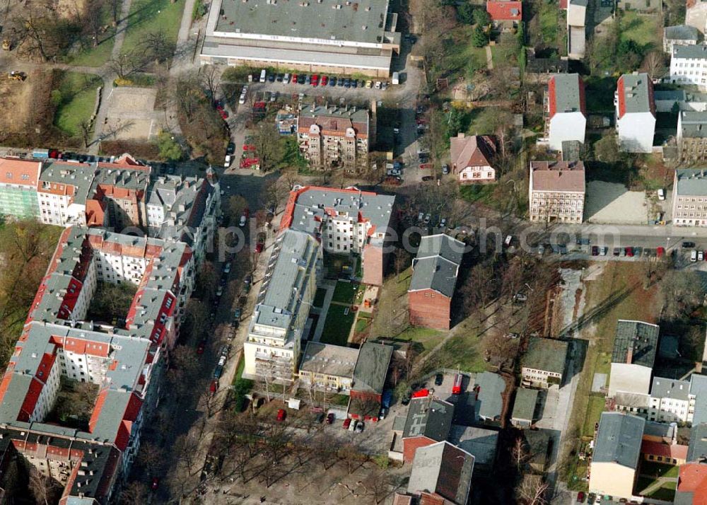 Aerial photograph Berlin - Pankow - Altbau-Eckhaus mit Erweiterungsneubau der Fa IKV Wiesbaden in der Schulstraße in Berlin-Pankow. 18.03.02