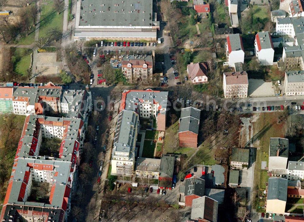 Berlin - Pankow from above - Altbau-Eckhaus mit Erweiterungsneubau der Fa IKV Wiesbaden in der Schulstraße in Berlin-Pankow. 18.03.02