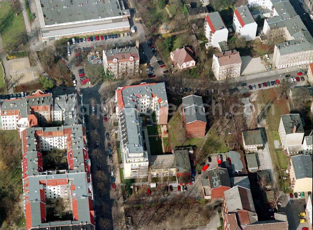 Berlin - Pankow from the bird's eye view: Altbau-Eckhaus mit Erweiterungsneubau der Fa IKV Wiesbaden in der Schulstraße in Berlin-Pankow. 18.03.02