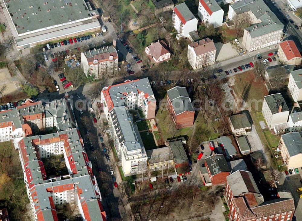 Aerial image Berlin - Pankow - Altbau-Eckhaus mit Erweiterungsneubau der Fa IKV Wiesbaden in der Schulstraße in Berlin-Pankow. 18.03.02