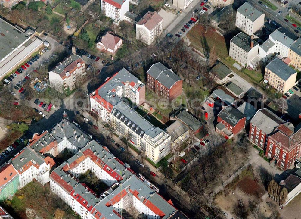 Aerial photograph Berlin - Pankow - Altbau-Eckhaus mit Erweiterungsneubau der Fa IKV Wiesbaden in der Schulstraße in Berlin-Pankow. 18.03.02