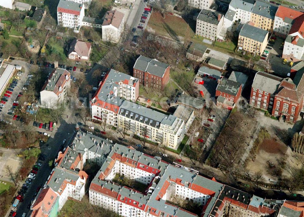 Berlin - Pankow from above - Altbau-Eckhaus mit Erweiterungsneubau der Fa IKV Wiesbaden in der Schulstraße in Berlin-Pankow. 18.03.02