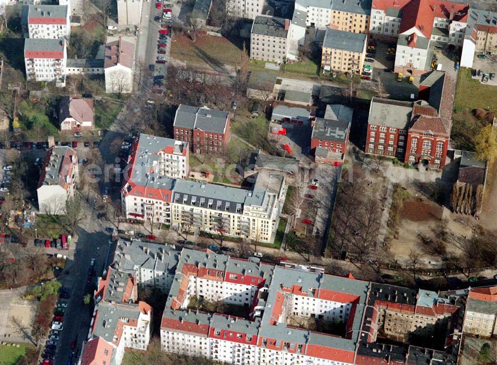 Berlin - Pankow from the bird's eye view: Altbau-Eckhaus mit Erweiterungsneubau der Fa IKV Wiesbaden in der Schulstraße in Berlin-Pankow. 18.03.02