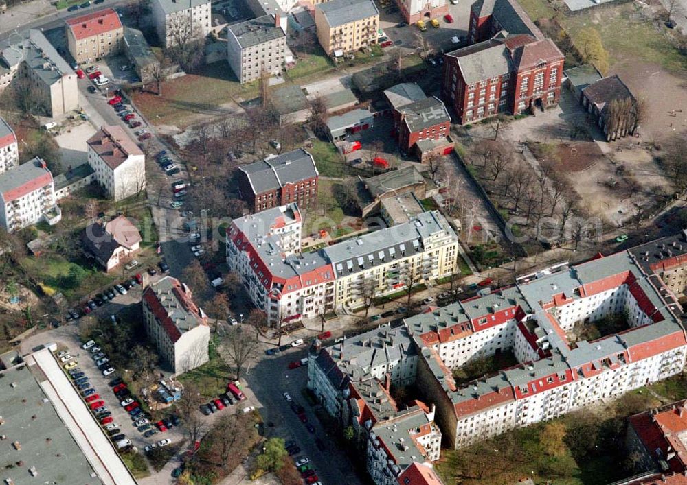 Aerial image Berlin - Pankow - Altbau-Eckhaus mit Erweiterungsneubau der Fa IKV Wiesbaden in der Schulstraße in Berlin-Pankow. 18.03.02