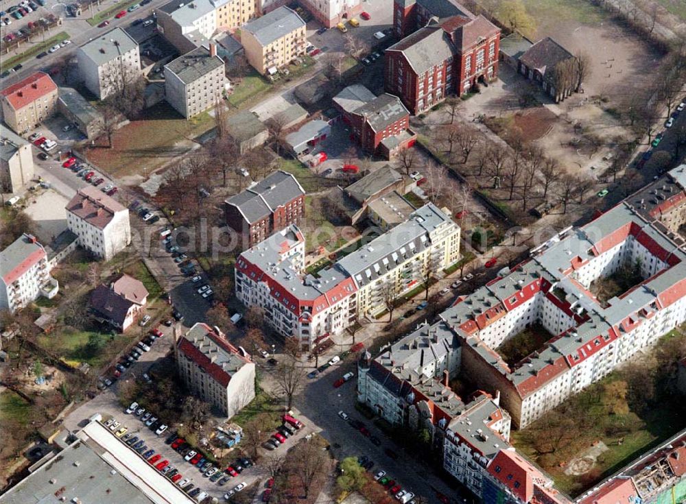 Aerial photograph Berlin - Pankow - Altbau-Eckhaus mit Erweiterungsneubau der Fa IKV Wiesbaden in der Schulstraße in Berlin-Pankow. 18.03.02