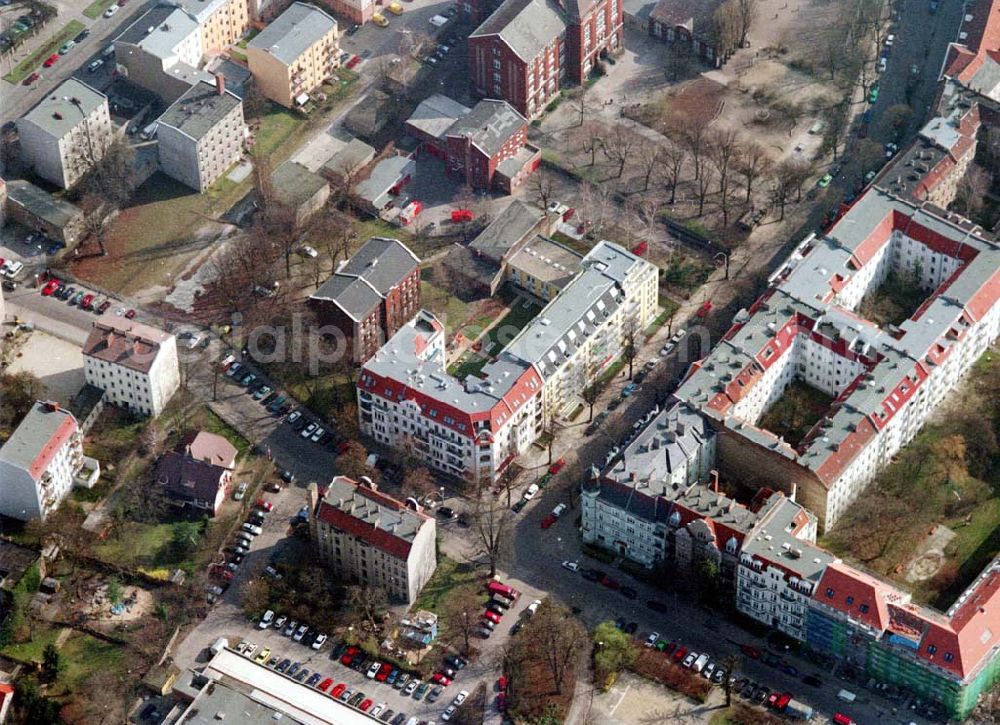 Berlin - Pankow from above - Altbau-Eckhaus mit Erweiterungsneubau der Fa IKV Wiesbaden in der Schulstraße in Berlin-Pankow. 18.03.02