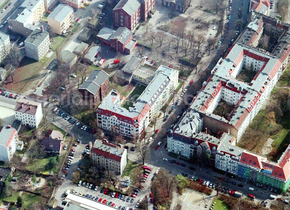 Berlin - Pankow from the bird's eye view: Altbau-Eckhaus mit Erweiterungsneubau der Fa IKV Wiesbaden in der Schulstraße in Berlin-Pankow. 18.03.02