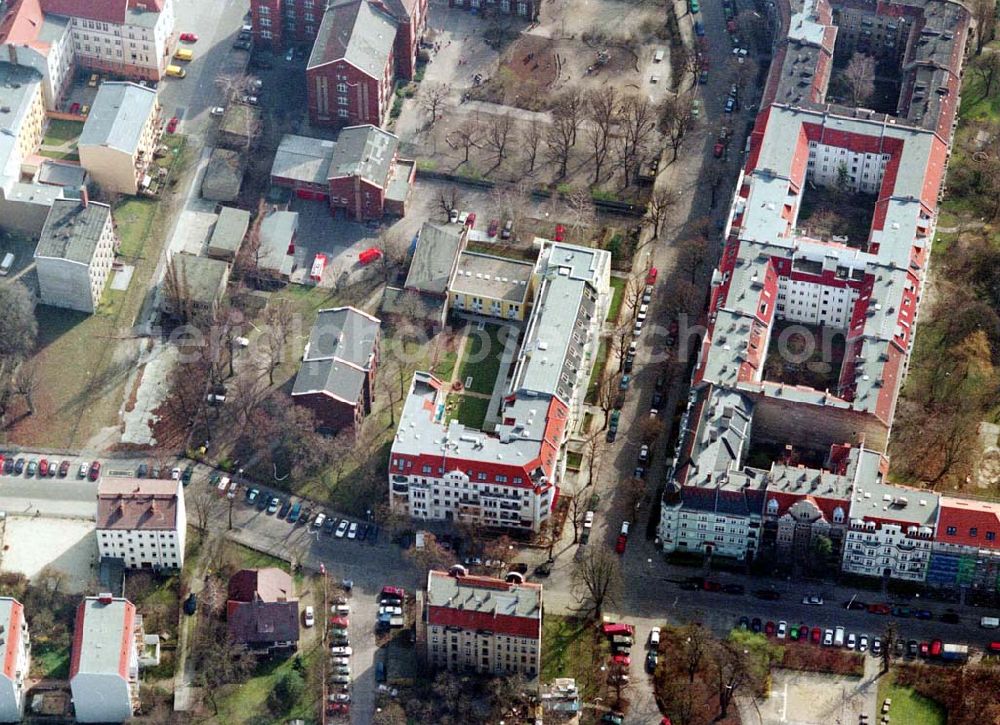 Aerial photograph Berlin - Pankow - Altbau-Eckhaus mit Erweiterungsneubau der Fa IKV Wiesbaden in der Schulstraße in Berlin-Pankow. 18.03.02