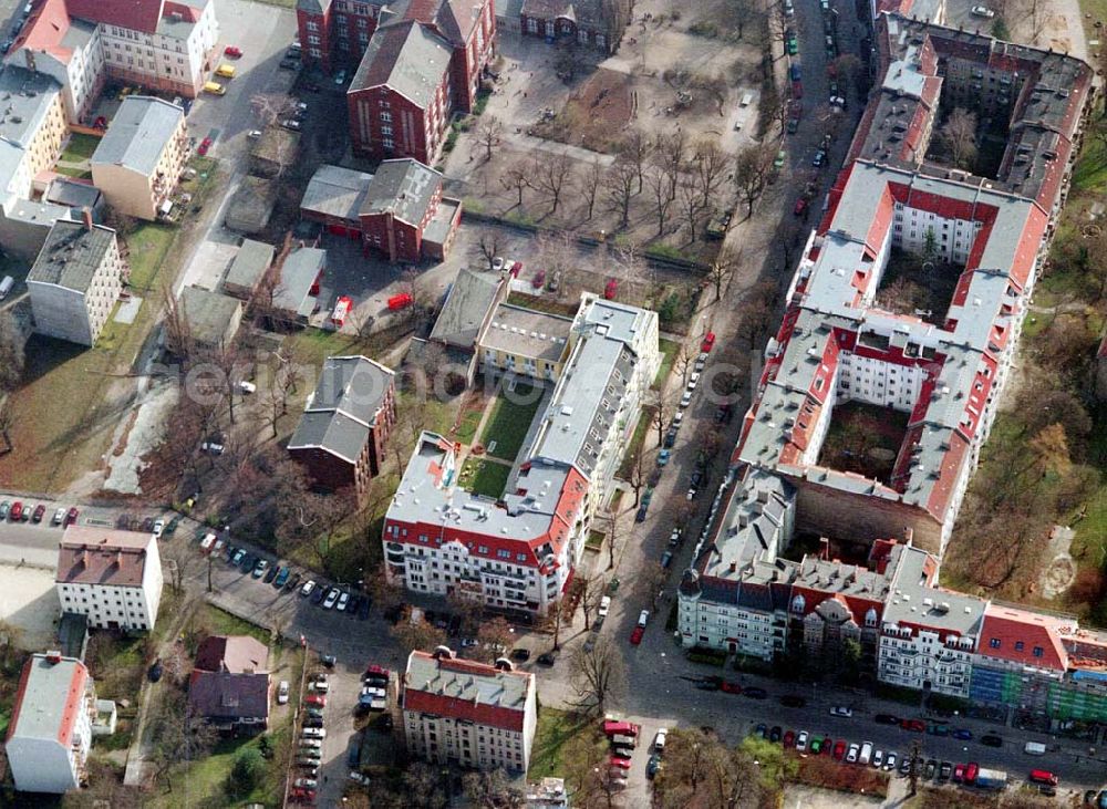 Berlin - Pankow from above - Altbau-Eckhaus mit Erweiterungsneubau der Fa IKV Wiesbaden in der Schulstraße in Berlin-Pankow. 18.03.02