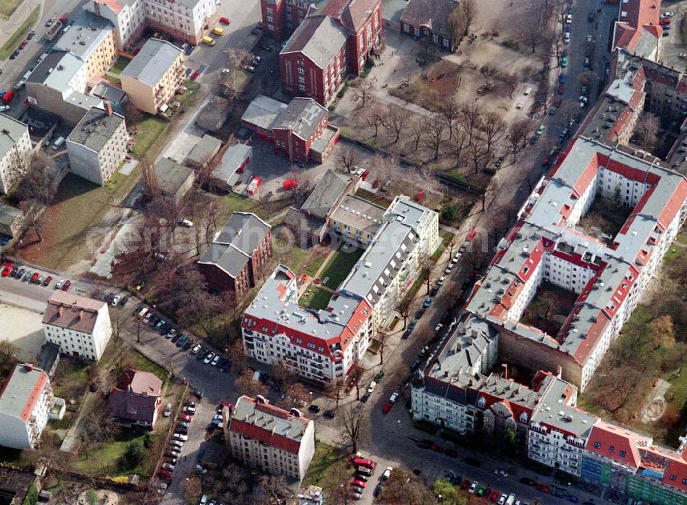 Berlin - Pankow from the bird's eye view: Altbau-Eckhaus mit Erweiterungsneubau der Fa IKV Wiesbaden in der Schulstraße in Berlin-Pankow. 18-03-02