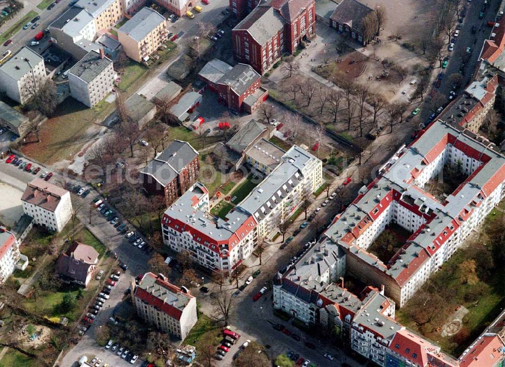 Aerial image Berlin - Pankow - Altbau-Eckhaus mit Erweiterungsneubau der Fa IKV Wiesbaden in der Schulstraße in Berlin-Pankow. 18.03.02