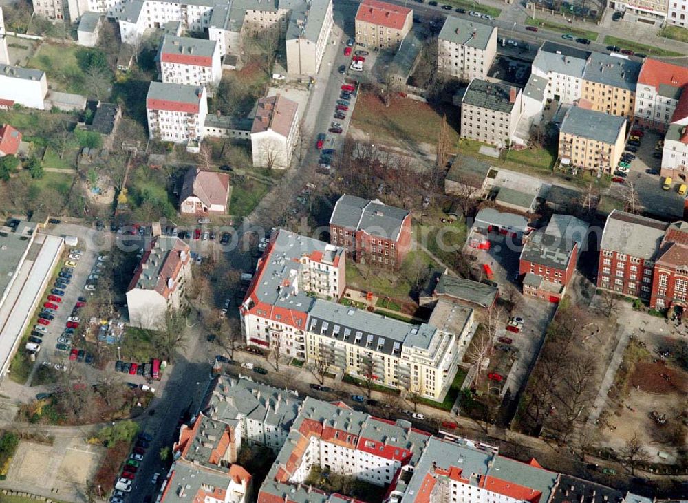 Aerial photograph Berlin - Pankow - Altbau-Eckhaus mit Erweiterungsneubau der Fa IKV Wiesbaden in der Schulstraße in Berlin-Pankow. 18.03.02