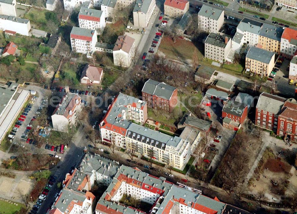 Berlin - Pankow from above - Altbau-Eckhaus mit Erweiterungsneubau der Fa IKV Wiesbaden in der Schulstraße in Berlin-Pankow. 18.03.02