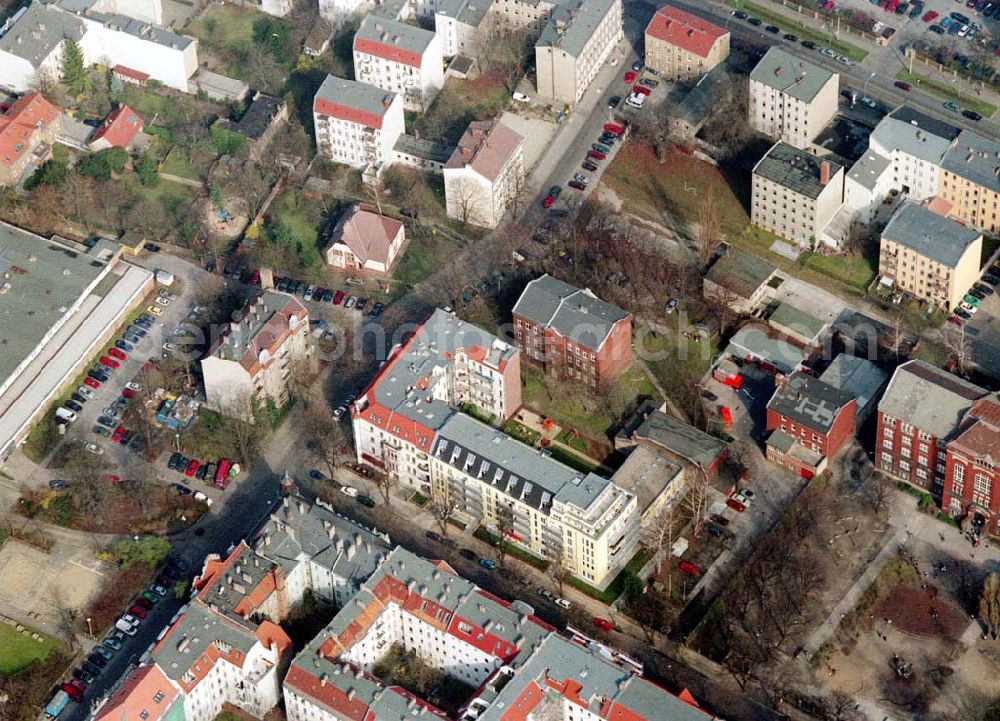 Berlin - Pankow from the bird's eye view: Altbau-Eckhaus mit Erweiterungsneubau der Fa IKV Wiesbaden in der Schulstraße in Berlin-Pankow. 18.03.02