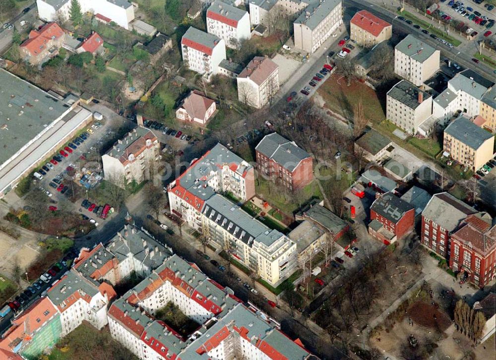 Aerial image Berlin - Pankow - Altbau-Eckhaus mit Erweiterungsneubau der Fa IKV Wiesbaden in der Schulstraße in Berlin-Pankow. 18.03.02