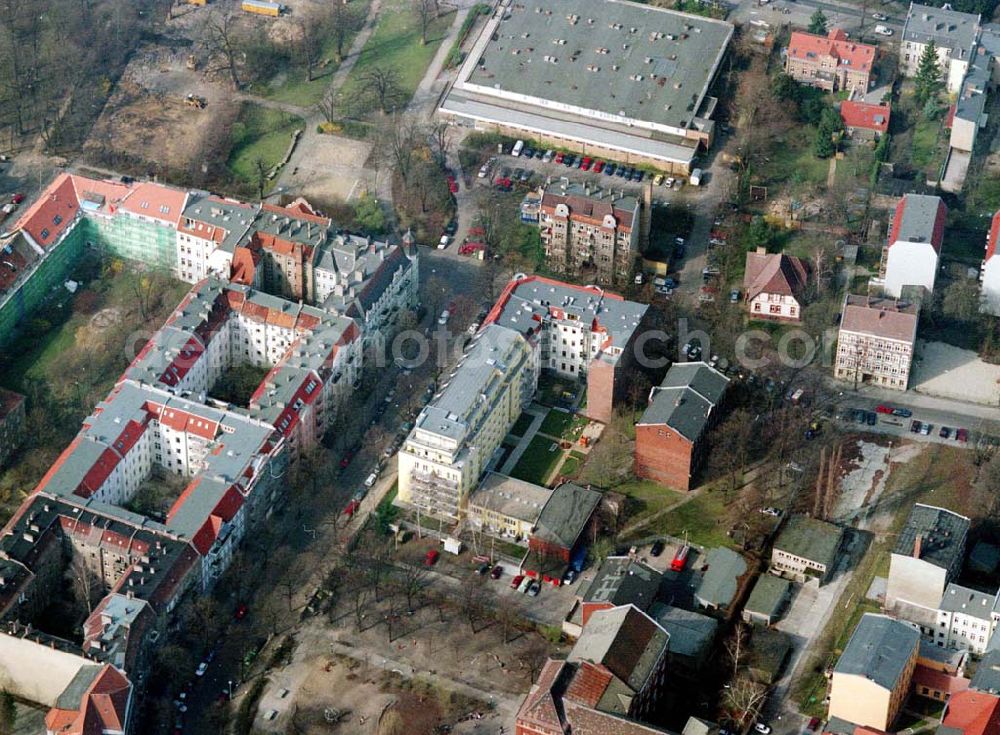 Aerial photograph Berlin - Pankow - Altbau-Eckhaus mit Erweiterungsneubau der Fa IKV Wiesbaden in der Schulstraße in Berlin-Pankow. 18.03.02