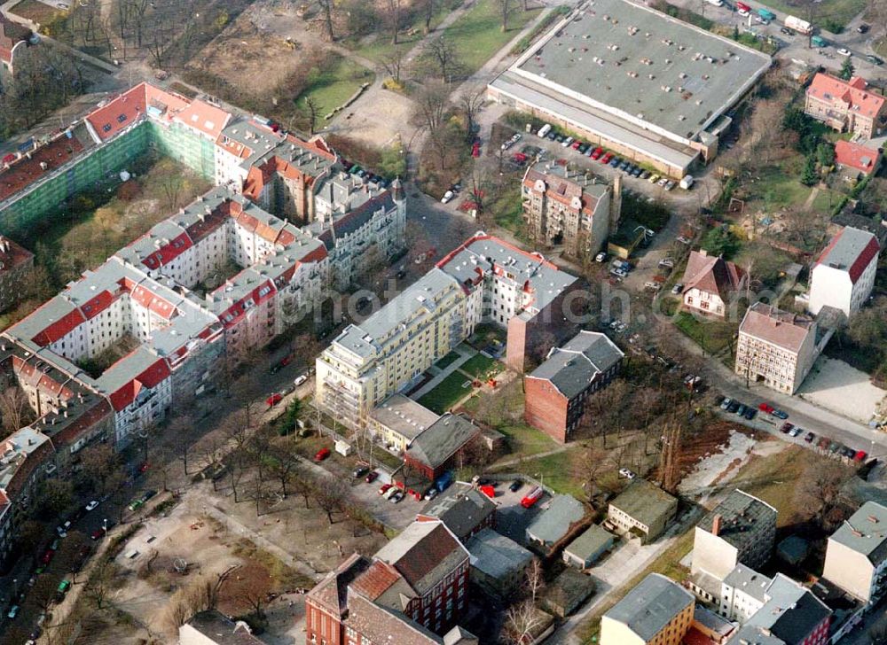 Berlin - Pankow from above - Altbau-Eckhaus mit Erweiterungsneubau der Fa IKV Wiesbaden in der Schulstraße in Berlin-Pankow. 18.03.02