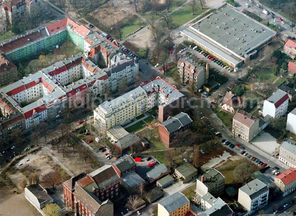 Berlin - Pankow from the bird's eye view: Altbau-Eckhaus mit Erweiterungsneubau der Fa IKV Wiesbaden in der Schulstraße in Berlin-Pankow. 18.03.02