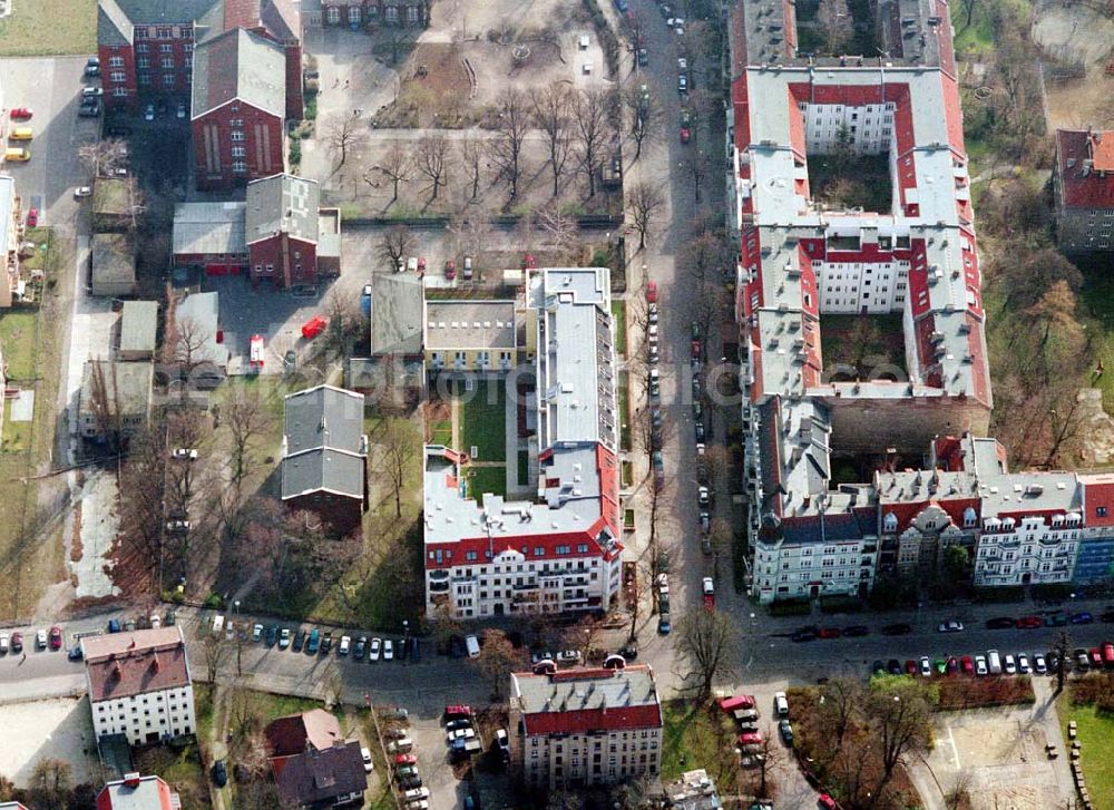 Aerial image Berlin - Pankow - Altbau-Eckhaus mit Erweiterungsneubau der Fa IKV Wiesbaden in der Schulstraße in Berlin-Pankow. 18.03.02