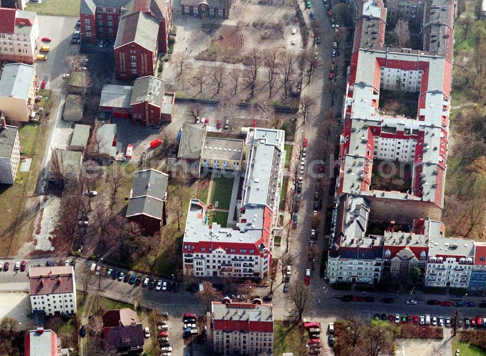 Aerial photograph Berlin - Pankow - Altbau-Eckhaus mit Erweiterungsneubau der Fa IKV Wiesbaden in der Schulstraße in Berlin-Pankow. 18.03.02