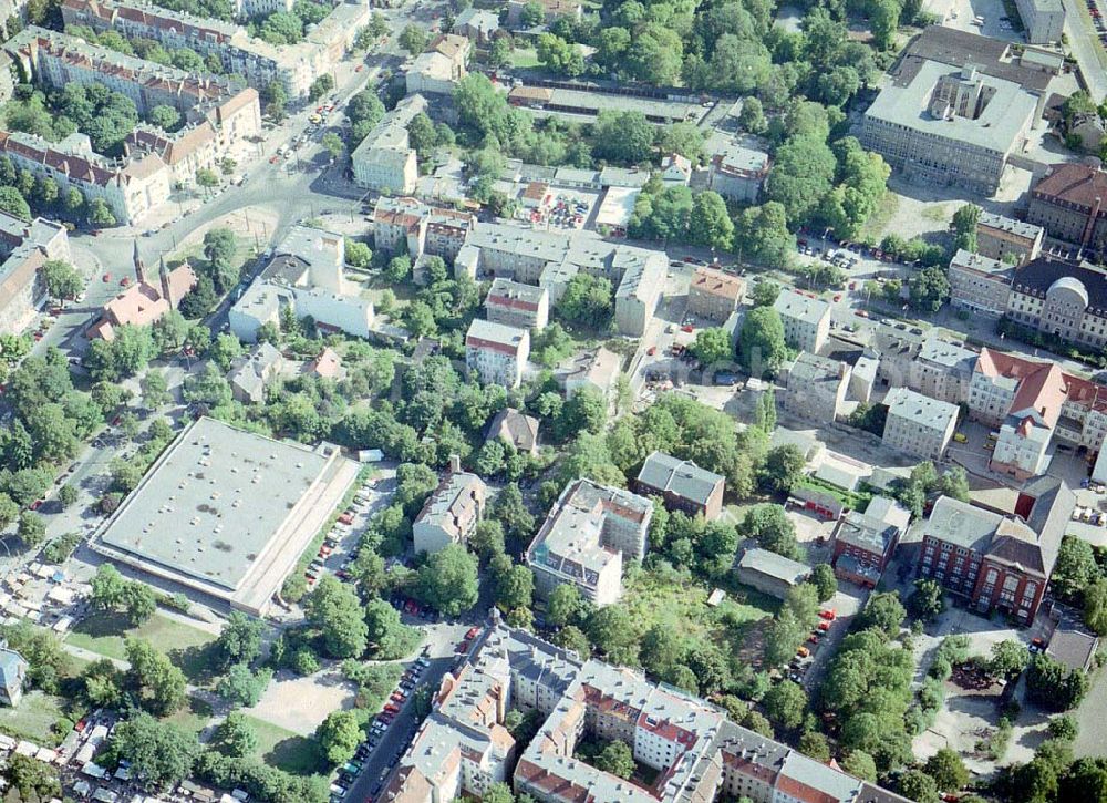 Berlin - Pankow from the bird's eye view: Altbau-Eckhaus der Fa IKV Wiesbaden in der Schulstraße in Berlin-Pankow.