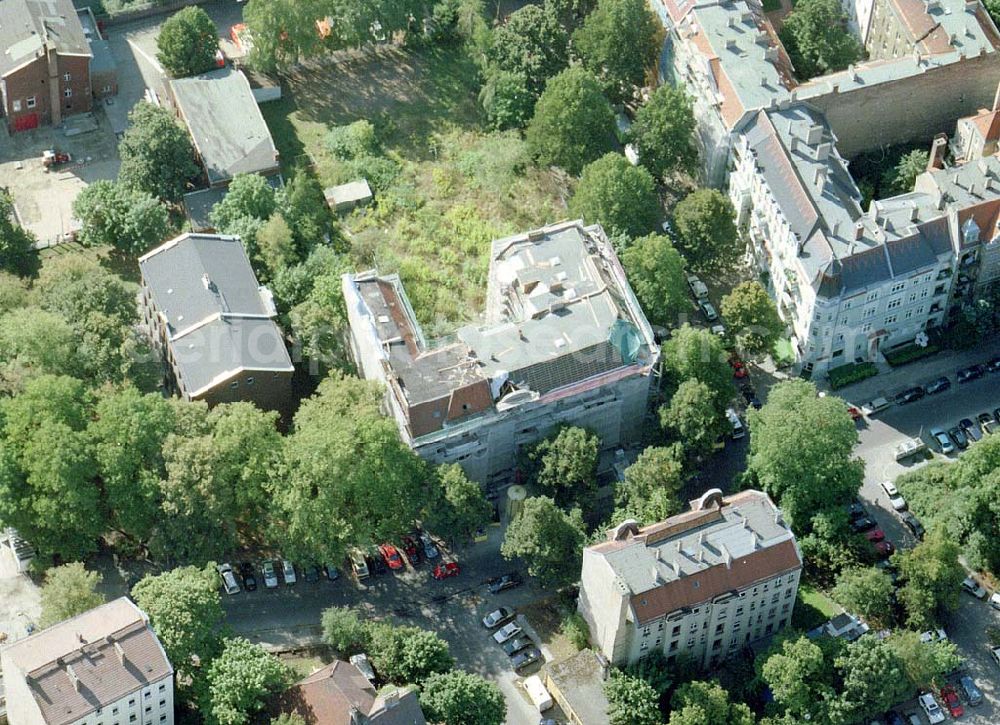 Berlin - Pankow from the bird's eye view: Altbau-Eckhaus der Fa IKV Wiesbaden in der Schulstraße in Berlin-Pankow.