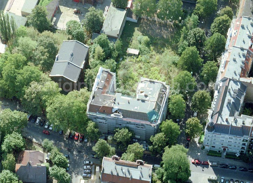 Aerial image Berlin - Pankow - Altbau-Eckhaus der Fa IKV Wiesbaden in der Schulstraße in Berlin-Pankow.