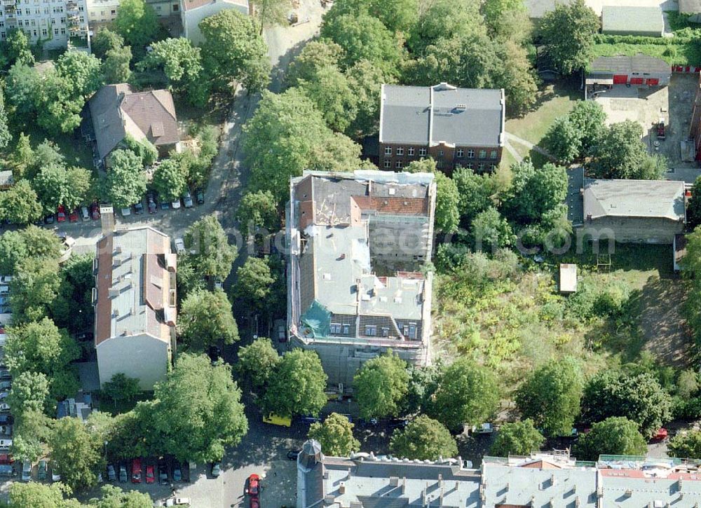 Aerial photograph Berlin - Pankow - Altbau-Eckhaus der Fa IKV Wiesbaden in der Schulstraße in Berlin-Pankow.