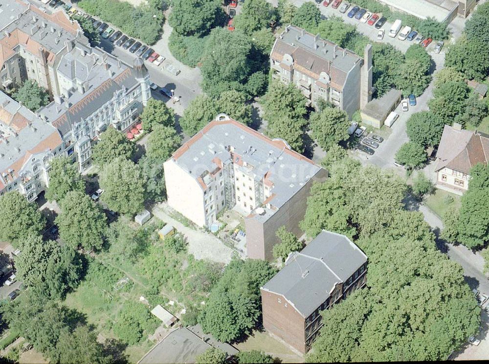 Berlin from the bird's eye view: Altbau-Eckhaus der Fa IKV Wiesbaden in der Schulstraße in Berlin-Pankow..