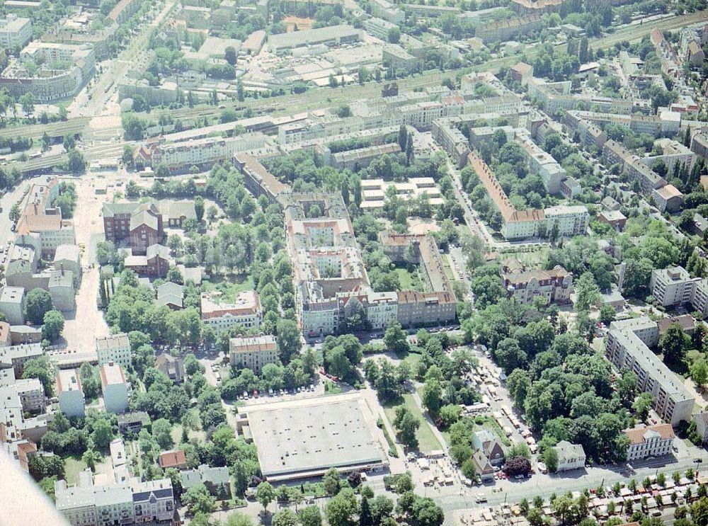 Aerial image Berlin - Altbau-Eckhaus der Fa IKV Wiesbaden in der Schulstraße in Berlin-Pankow..