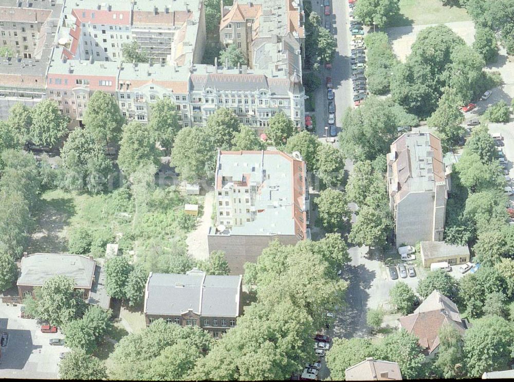 Aerial photograph Berlin - Altbau-Eckhaus der Fa IKV Wiesbaden in der Schulstraße in Berlin-Pankow..