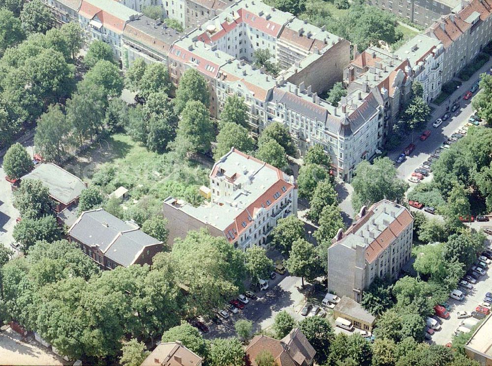 Berlin from above - Altbau-Eckhaus der Fa IKV Wiesbaden in der Schulstraße in Berlin-Pankow..