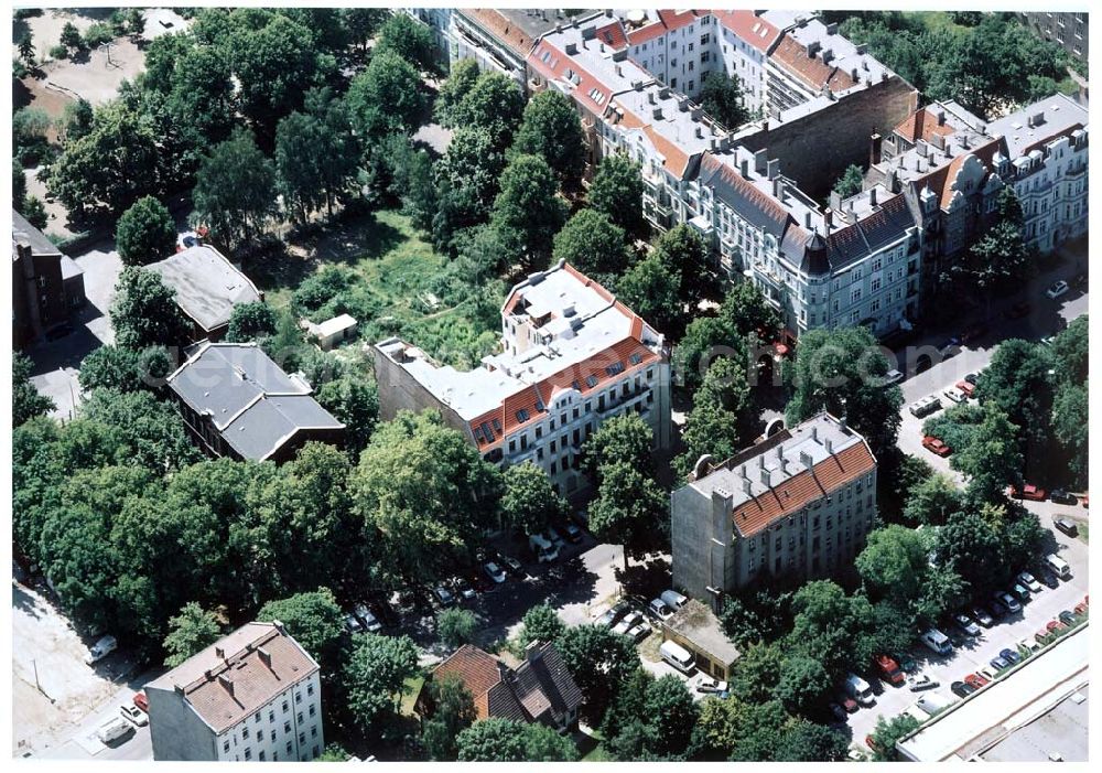 Berlin from the bird's eye view: Altbau-Eckhaus der Fa IKV Wiesbaden in der Schulstraße in Berlin-Pankow..