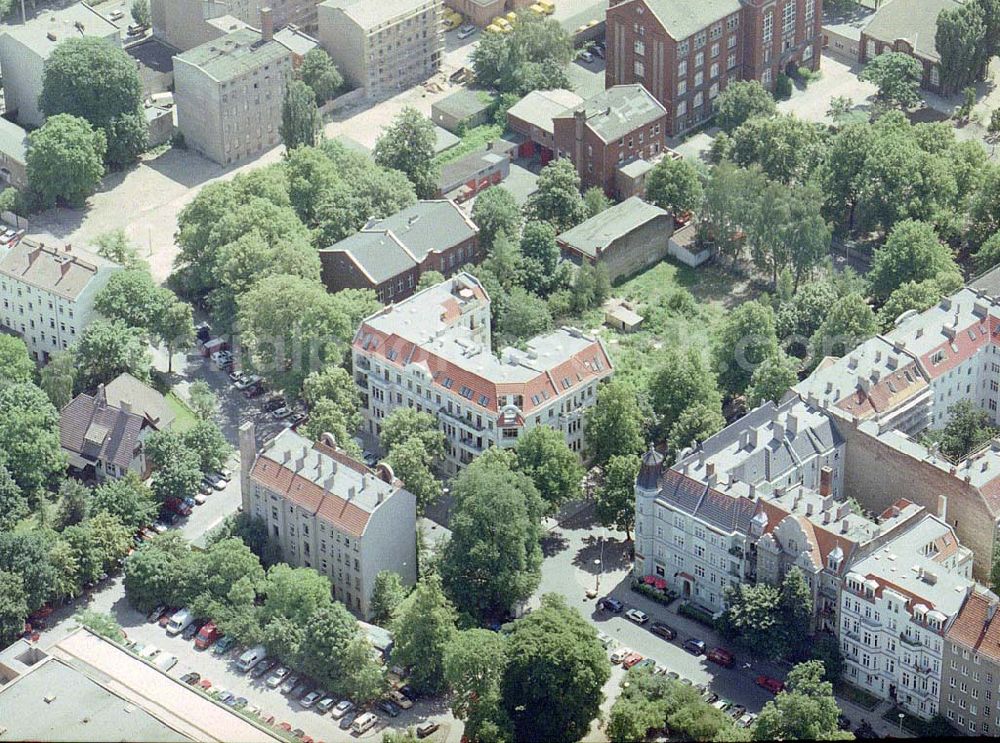 Aerial photograph Berlin - Altbau-Eckhaus der Fa IKV Wiesbaden in der Schulstraße in Berlin-Pankow..