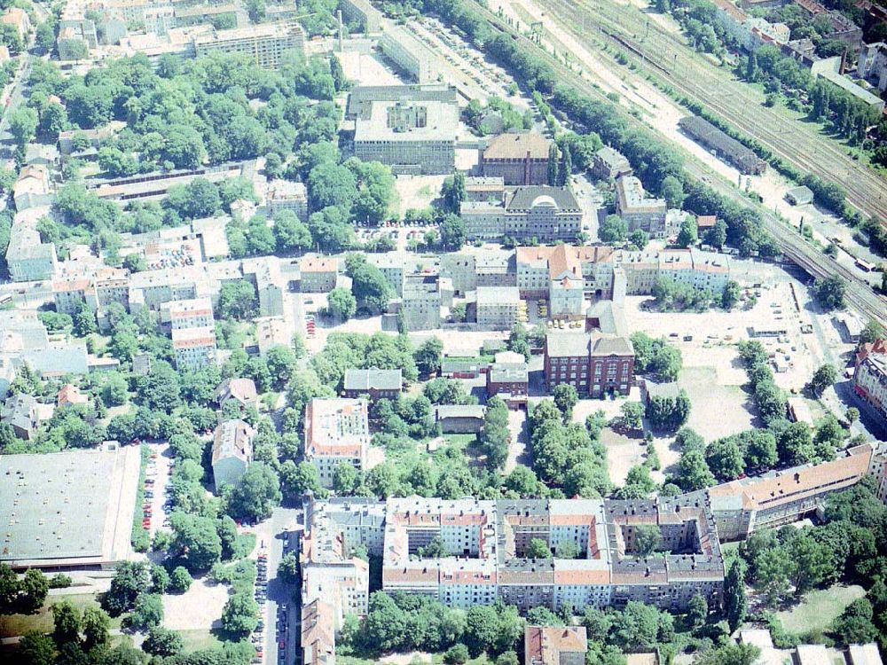 Berlin from above - Altbau-Eckhaus der Fa IKV Wiesbaden in der Schulstraße in Berlin-Pankow..