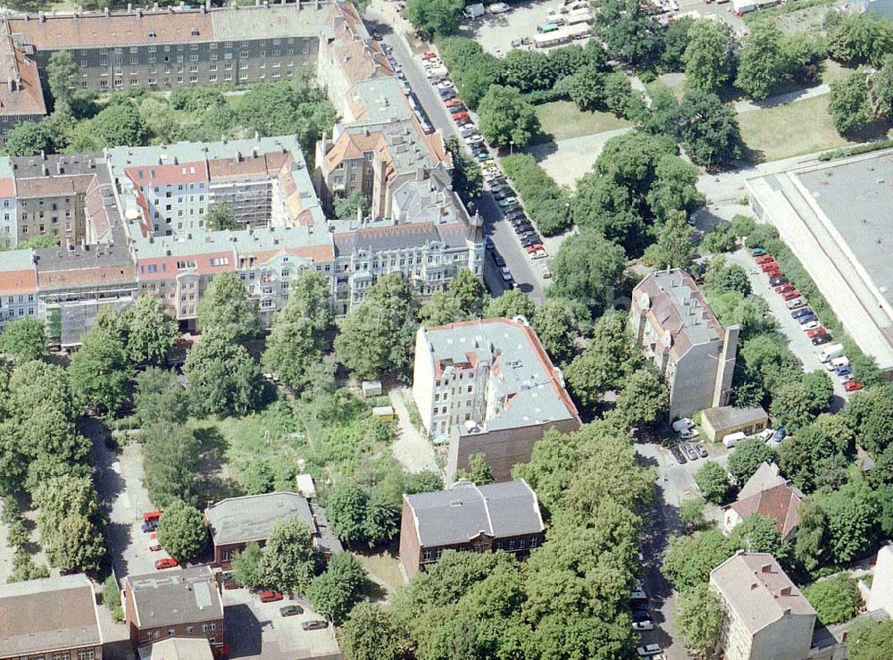 Aerial photograph Berlin - Altbau-Eckhaus der Fa IKV Wiesbaden in der Schulstraße in Berlin-Pankow..