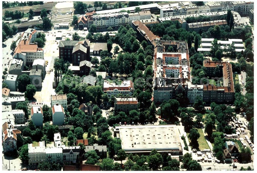 Berlin from above - Altbau-Eckhaus der Fa IKV Wiesbaden in der Schulstraße in Berlin-Pankow..