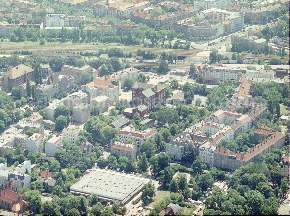 Berlin from the bird's eye view: Altbau-Eckhaus der Fa IKV Wiesbaden in der Schulstraße in Berlin-Pankow..