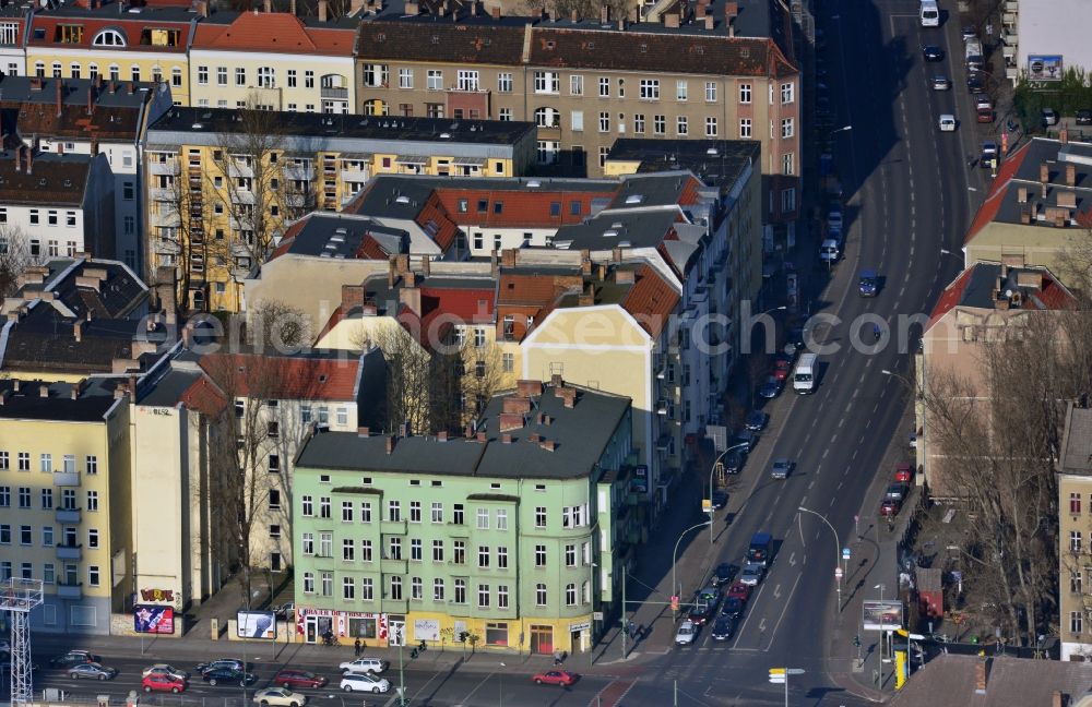 Aerial image Berlin Friedrichshain - Older residential multi-family residential terrace at the Markgrafendamm corner Stralauer All in Friedrichshain district in Berlin