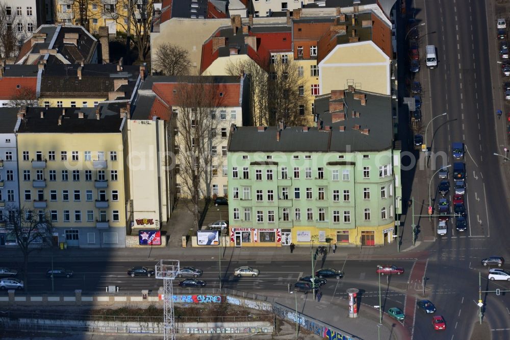 Aerial photograph Berlin Friedrichshain - Older residential multi-family residential terrace at the Markgrafendamm corner Stralauer All in Friedrichshain district in Berlin