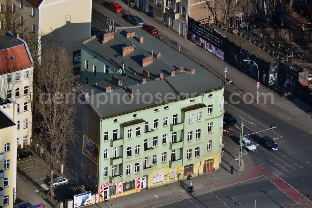 Berlin Friedrichshain from above - Older residential multi-family residential terrace at the Markgrafendamm corner Stralauer All in Friedrichshain district in Berlin