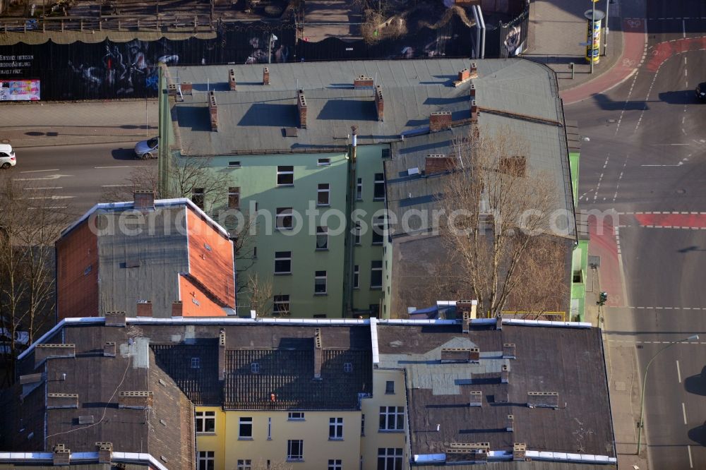 Berlin Friedrichshain from the bird's eye view: Older residential multi-family residential terrace at the Markgrafendamm corner Stralauer All in Friedrichshain district in Berlin